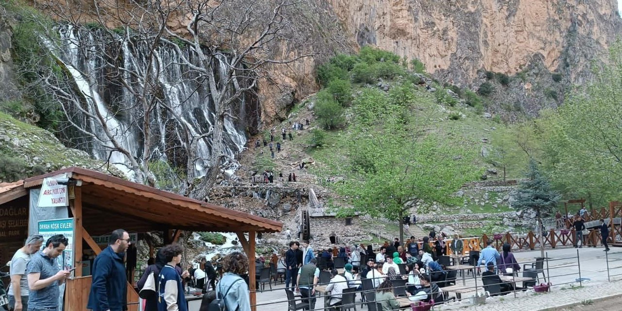 Büyükkılıç: "kapuzbaşı Şelalelerimiz Ziyaretçi Akınına Uğruyor"