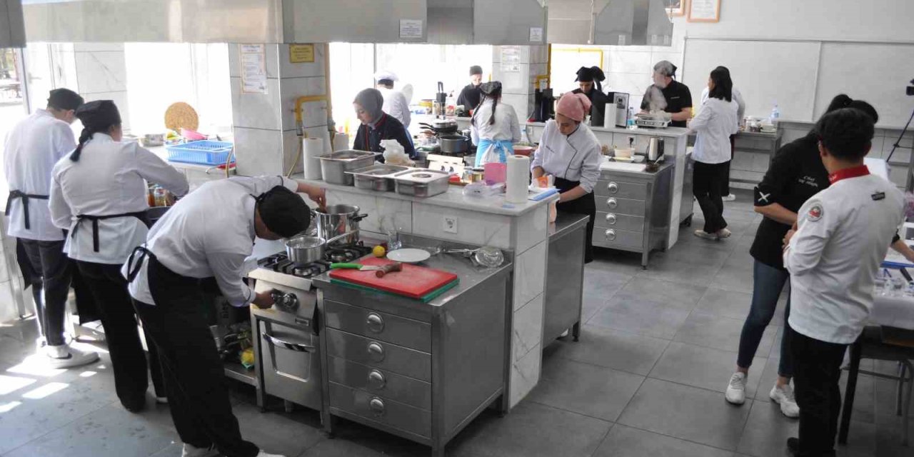 Gastronomi Yarışması İçin Yemek Hazırlayan Öğrenciler Jüri Üyelerine Lezzet Şöleni Yaşattı