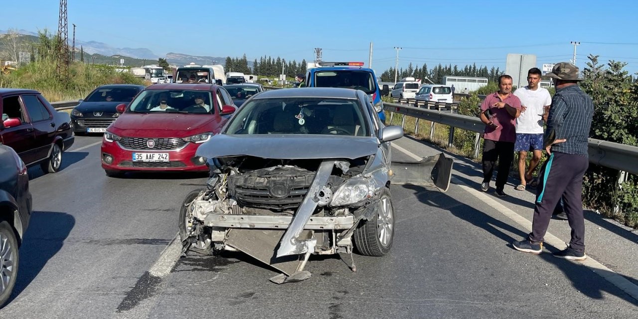 Seyir Halindeki Otomobil Bariyerlere Çarptı: 1 Yaralı