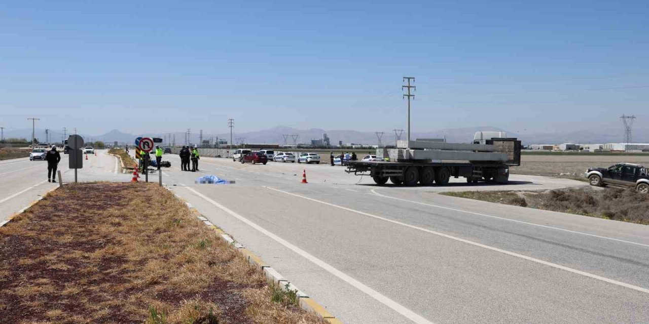 Motosiklet Tıra Çarptı, Sürücü Öldü