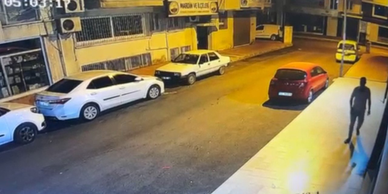 20 Aracın Lastiklerini Kesen Şahıs Güvenlik Kamerasına Yansıdı