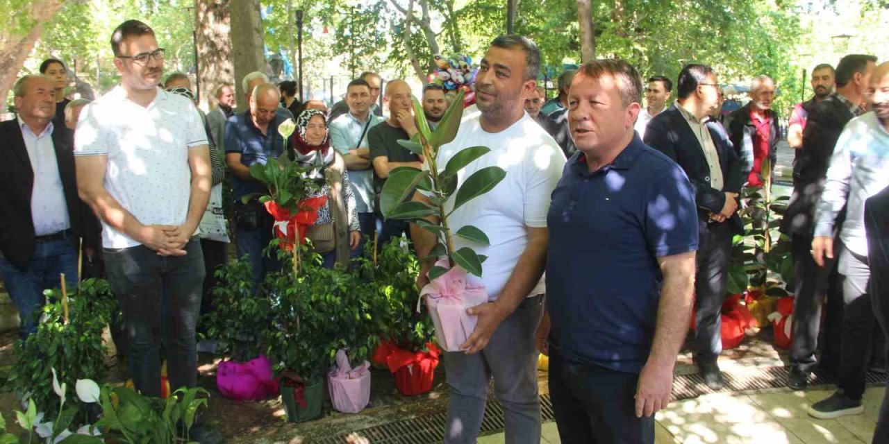 Mut’ta Belediye Başkanına Gönderilen Tebrik Çiçekleri İhtiyaç Sahiplerine Yardıma Dönüştü