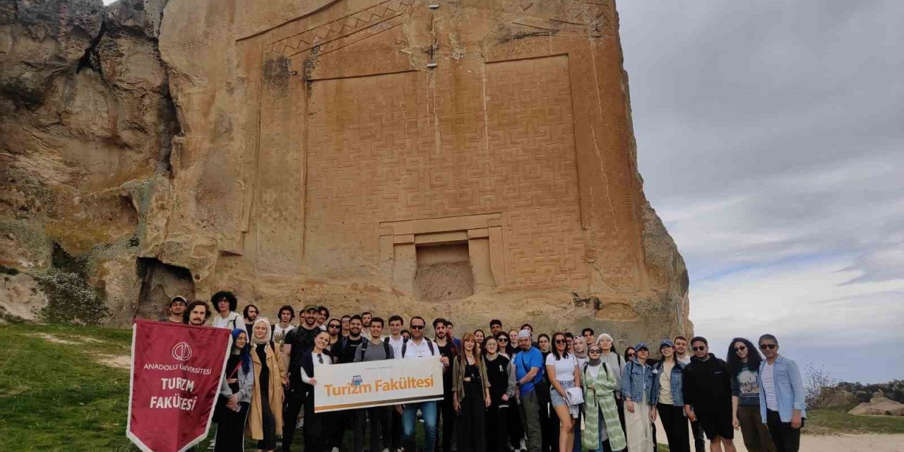 Üniversiteli Ve Liseli Öğrenciler Turizm Haftası’nı Yazılıkaya’da Kutladı