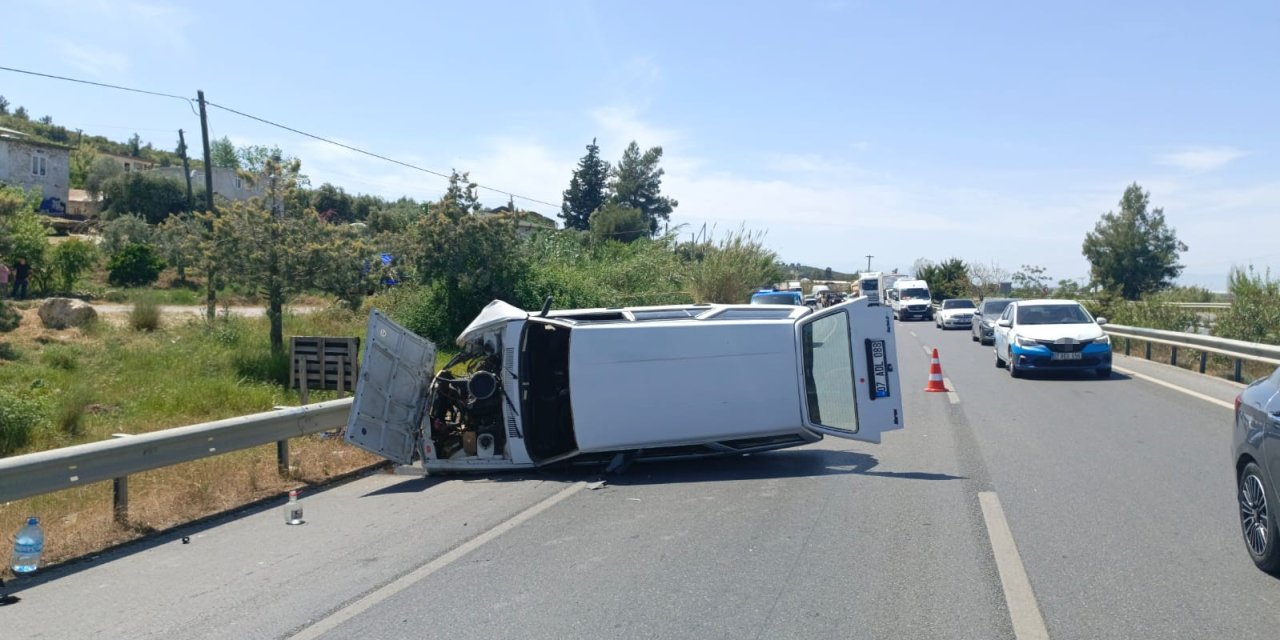 Otomobil Bariyerlere Çarptı, 1 Yaralı