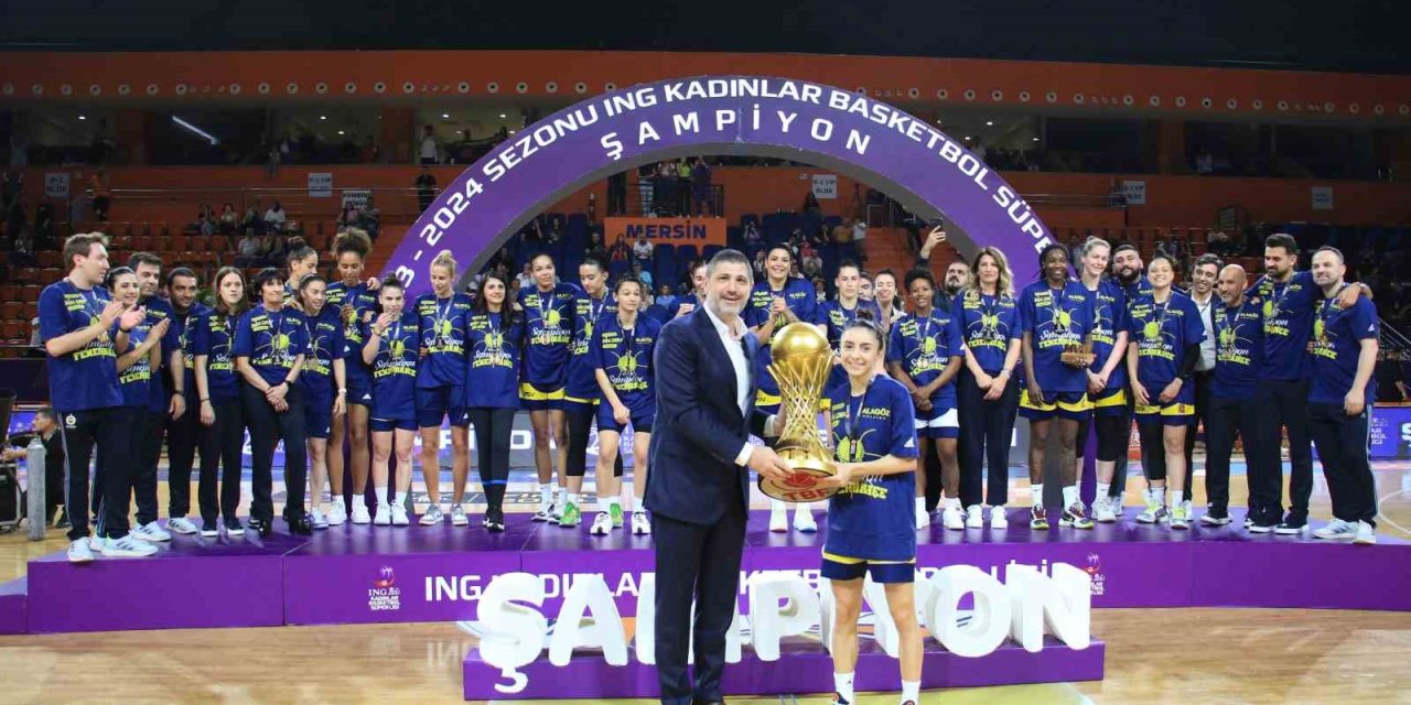 Fenerbahçe, Şampiyonluk Kupasını Kaldırdı