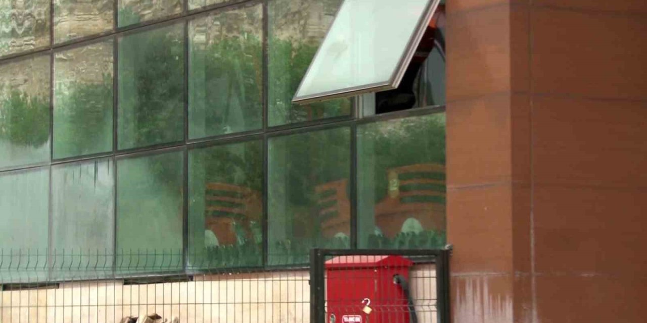 Havada Asılı Kalan Teleferik Kabinleri İndirildi