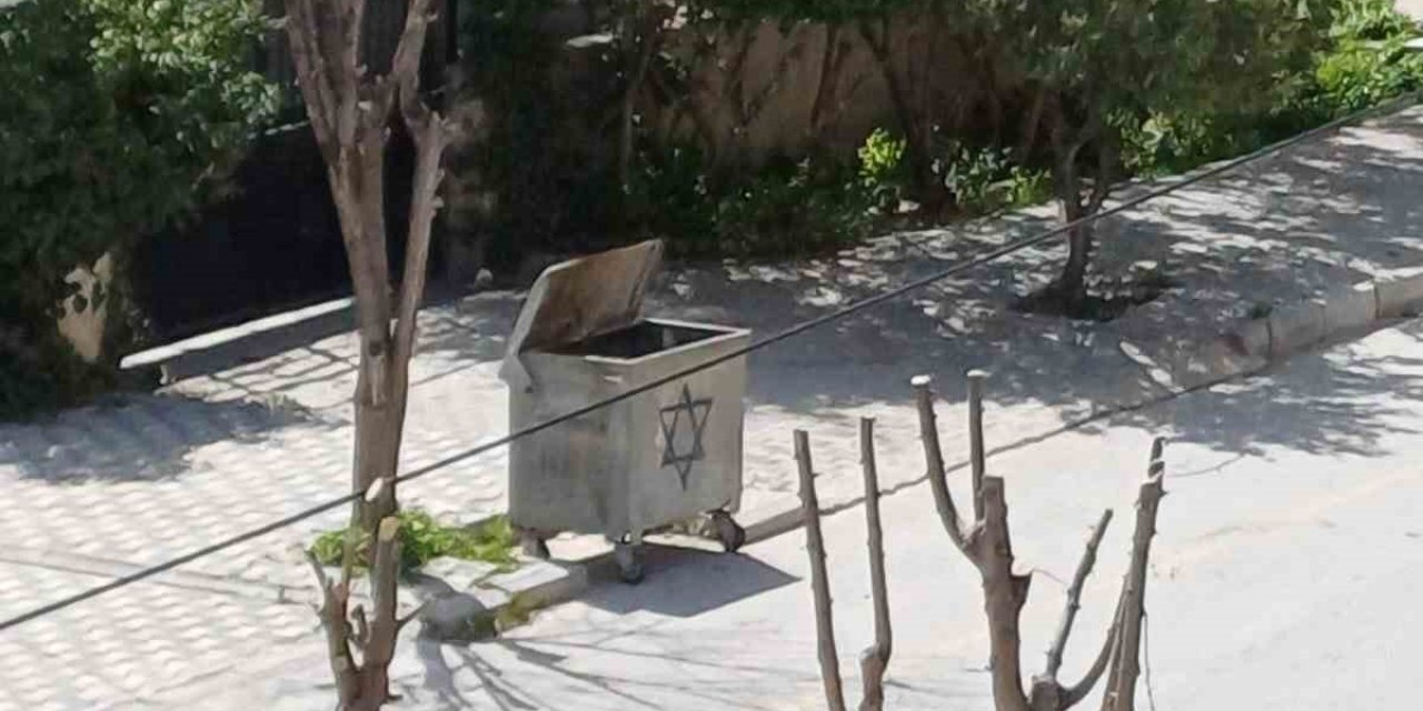 İsrail’i Çöp Konteynerine Çizdikleri Amblemle Protesto Ettiler