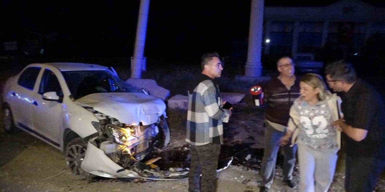 Araç Çarptığı Otomobili 50 Metre Sürükledi: 6 Yaralı