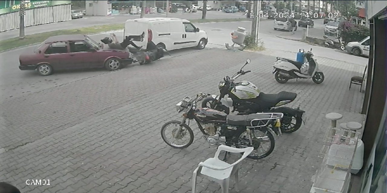 Park Halindeki Motosiklet Sürücüsüne Çarpıp Metrelerce Savurdu