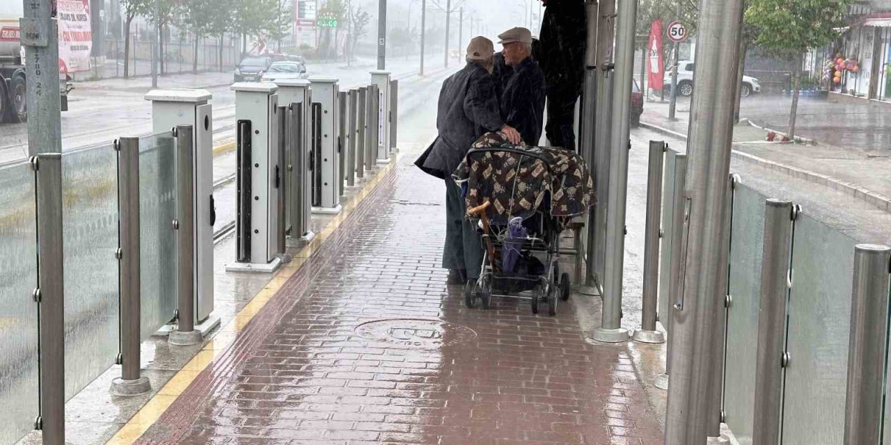 Yağmura Hazırlıksız Yakalanan Vatandaşlar Korunacak Yer Aradı