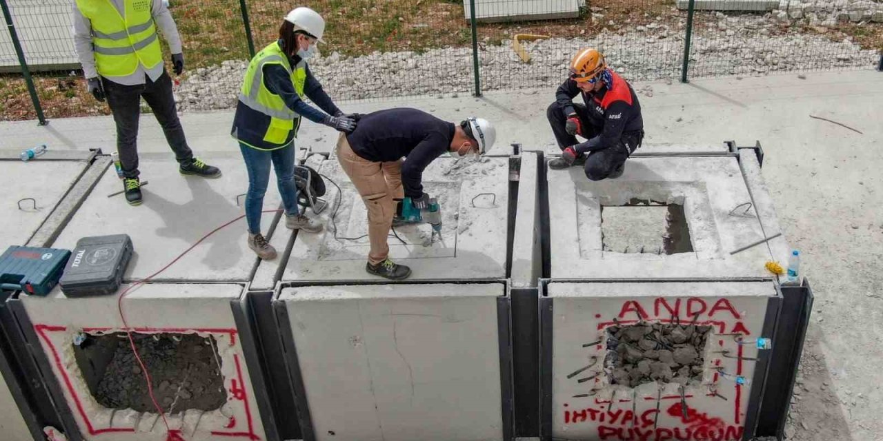 Afad, Antalya’da Oluşturulan Temsili Enkaz Alanında Gönüllü Arama Kurtarma Ekibi Yetiştiriyor