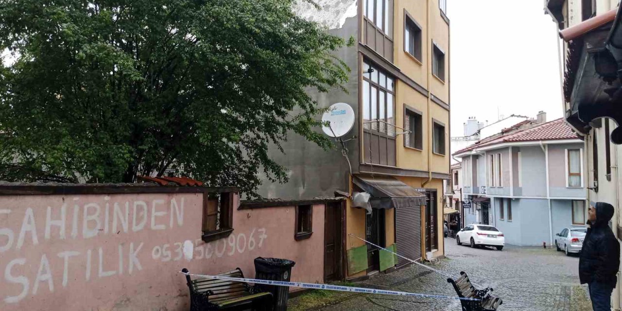 Kuvvetli Rüzgar Ve Fırtına Binanın Straforlarını Uçurdu