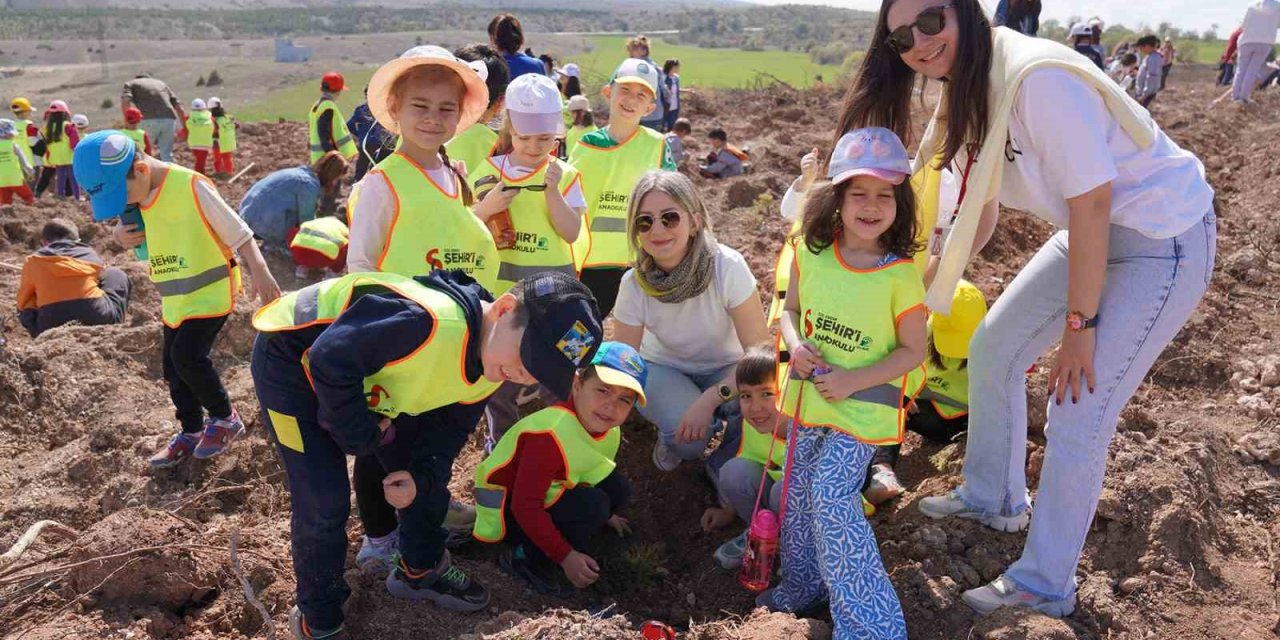 Eskişehir’de 3 Bin Fidan Toprakla Buluştu