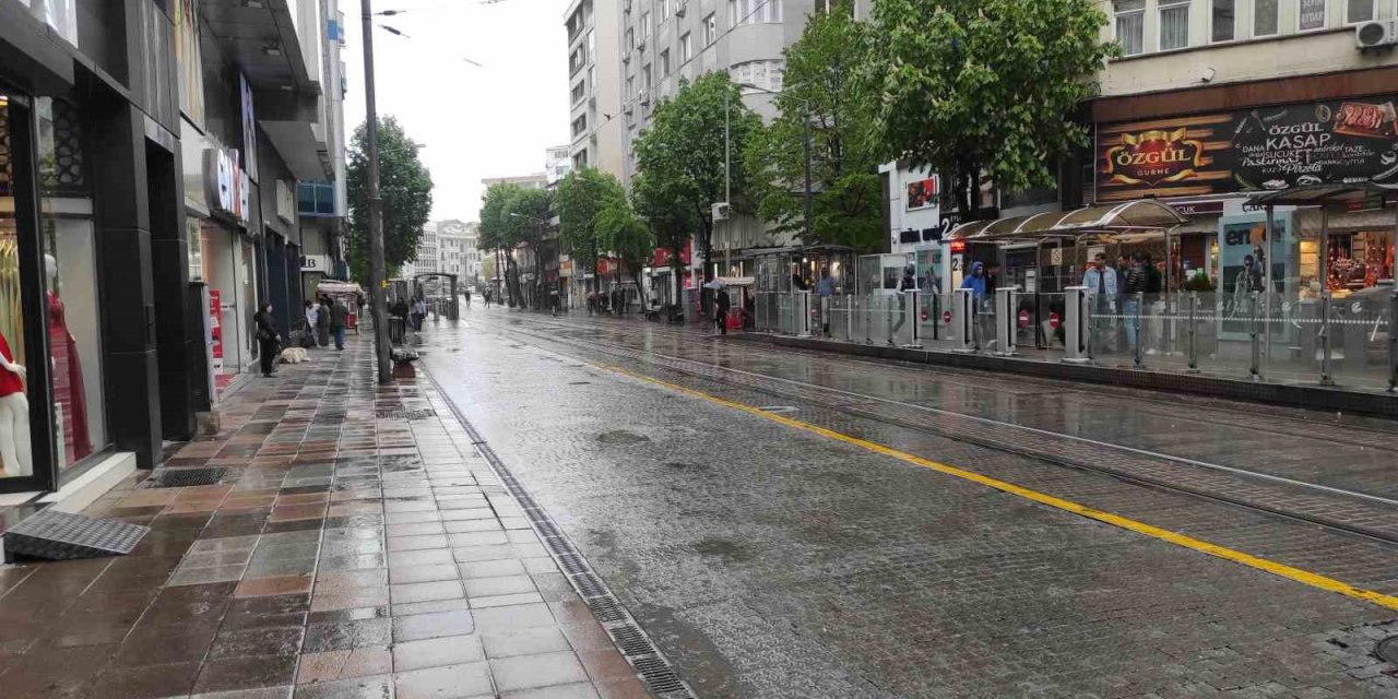 Yağmur, Vatandaşların Hafta Sonu Gezisine Engel Oldu