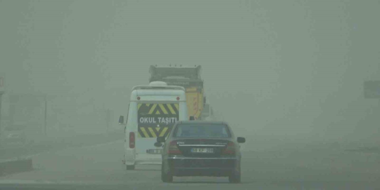 Aksaray’da Fırtına Ve Toz Bulutu Etkili Oluyor