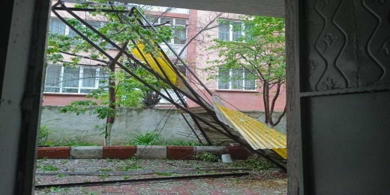 Kuvvetli Fırtınaya Direnemeyen Çardak Yerle Bir Oldu