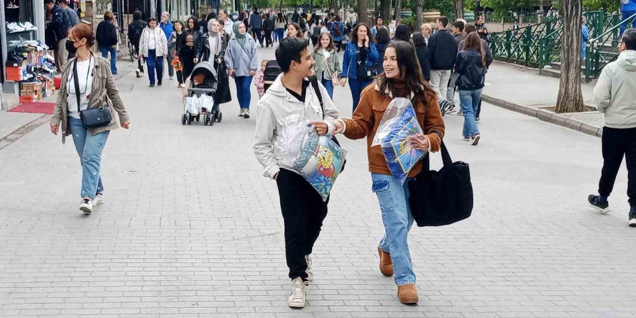 Kuvvetli Rüzgar Ve Yağış Çarşıdaki Yoğunluğa Engel Olmadı