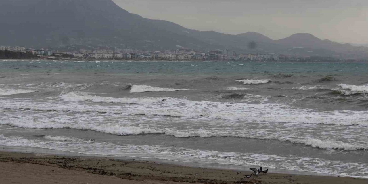 Alanya Sahilinde Şiddetli Rüzgar Denizde Dalgalar Oluşturdu