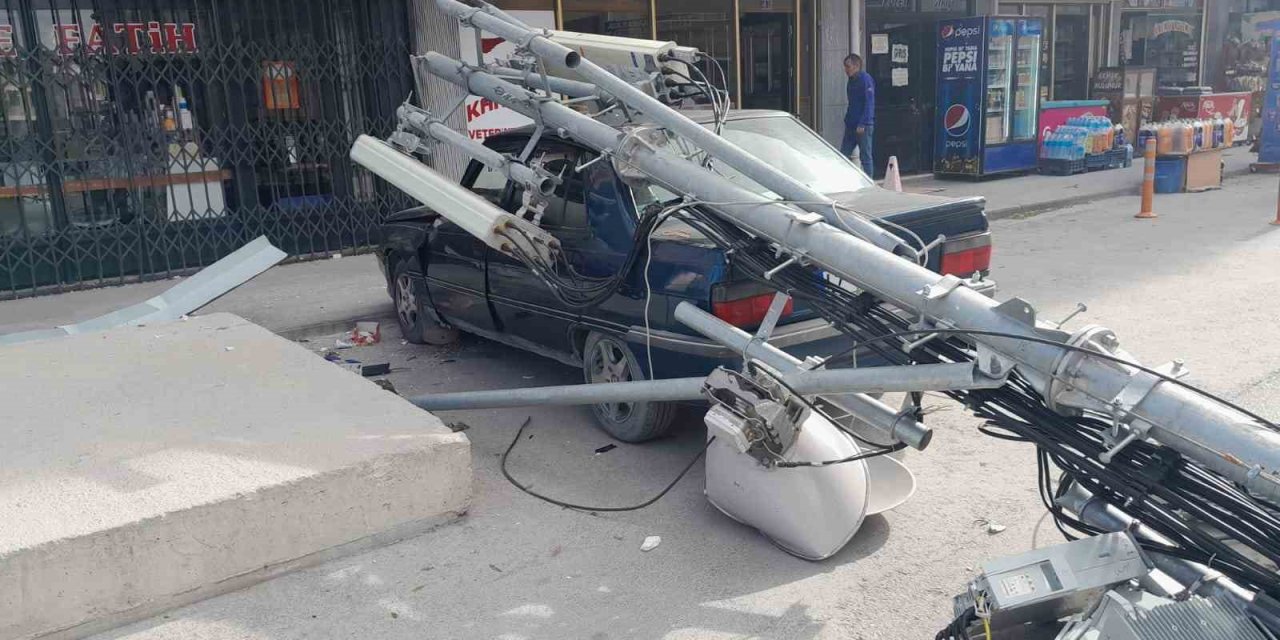 Rüzgardan Kopan Baz İstasyonu Direği 5. Kattan Otomobilin Üzerine Düştü, Düşme Anı Kameraya Yansıdı