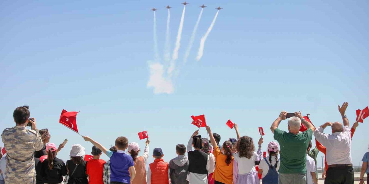 Türk Yıldızları’ndan Öğrencilere 23 Nisan Hediyesi