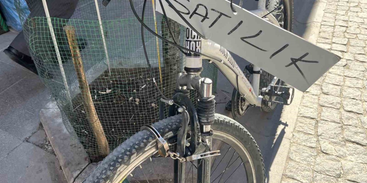 Satılık Bisikletini Ağaca Kelepçe İle Bağladı