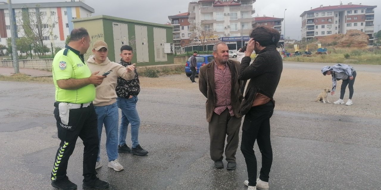 Otomobille Çarpışan Motosikletin Sürücüsü Yaralandı