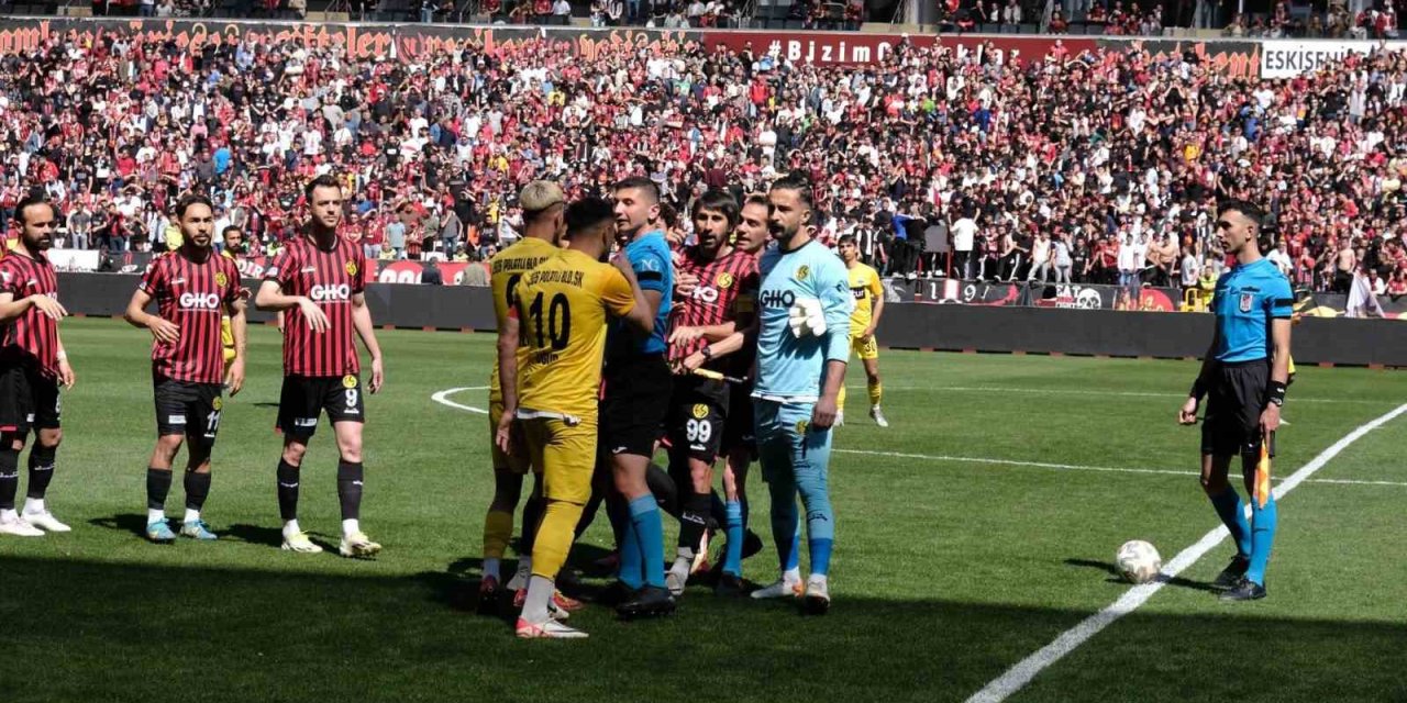 Eskişehirspor - 1926 Polatlı Belediyespor Maçı Başlamadan Futbolcular Arasında Kavga Çıktı