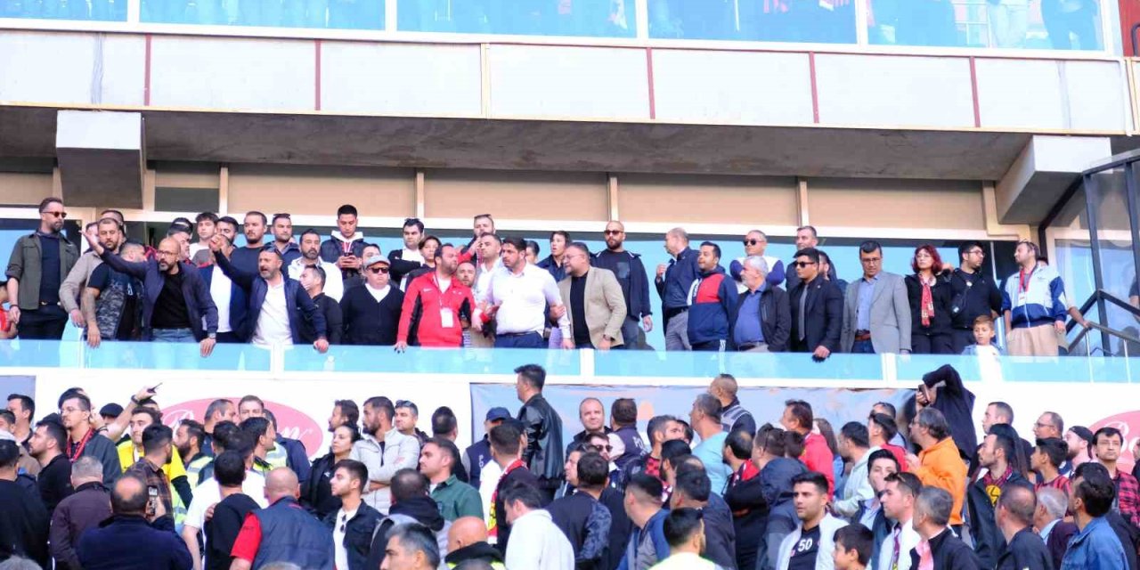 Şampiyonluk Umudu Kalamayan Eskişehirspor’da Başkan Taraftarla Tartıştı