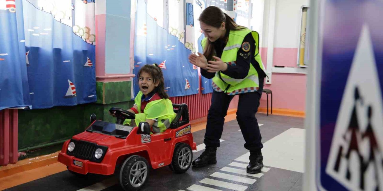 Minik Öğrenciler Ellerindeki Pankartlarla Jandarmayı Kapıda Karşıladı