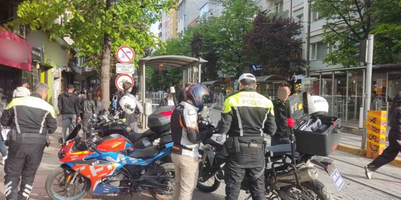 Trafik Kurallarına Uymayan 41 Motosiklet Ve Motorlu Bisiklet Sürücüsüne Ceza Kesildi