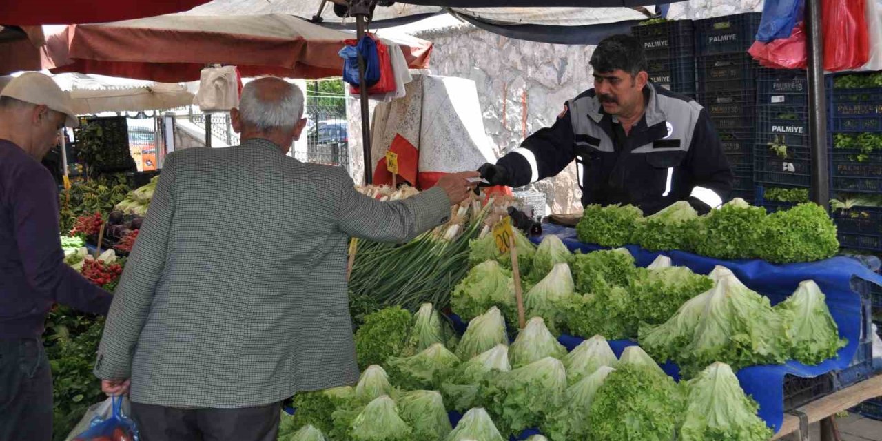 Sıcaklıkların Artmasıyla Pazar Tezgâhlarında Fiyatlar Yarıya Kadar Düştü