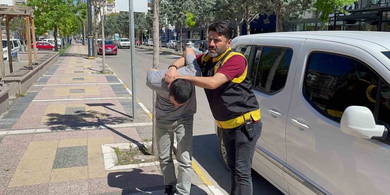 Evi Soyarken Suçüstü Yakalandı, Adliyeye Girerken Sigara İstedi