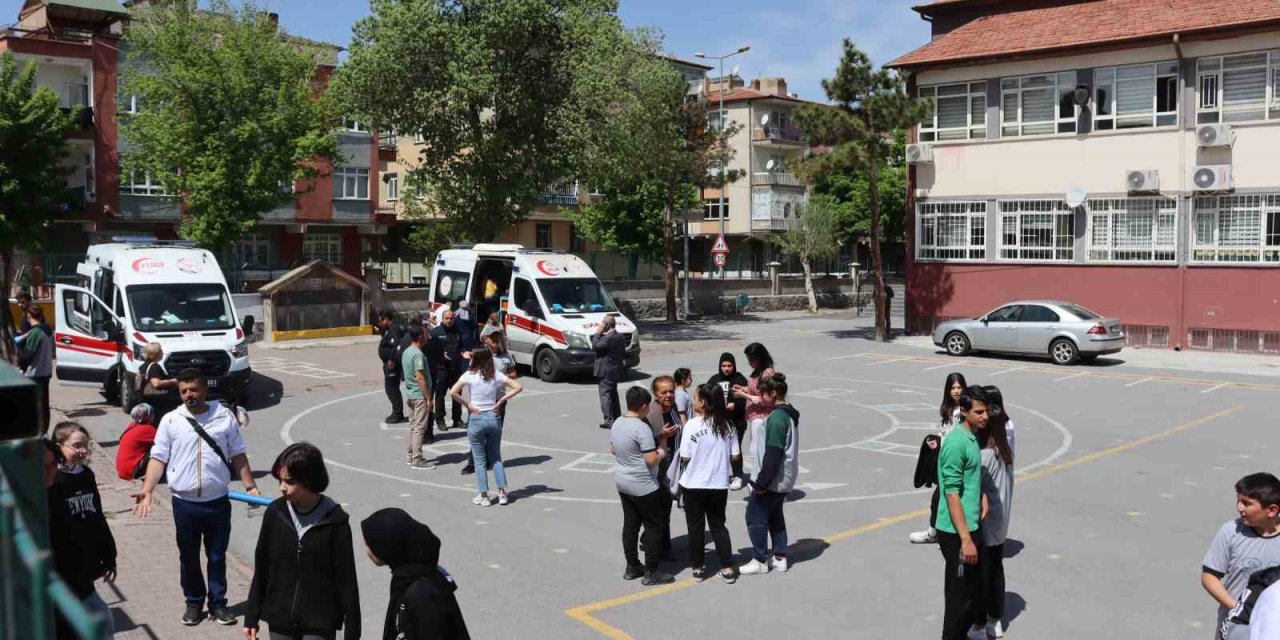 Zehirlenen Öğrencilerle İlgilenmek Yerine, Basın Mensuplarına Saldırdılar
