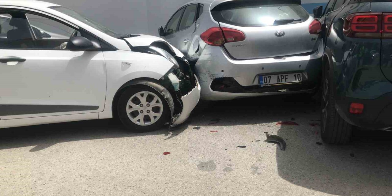 Park Etmek İsterken Kontrolden Çıkan Otomobil, Otomobillere Çarparak Durdu