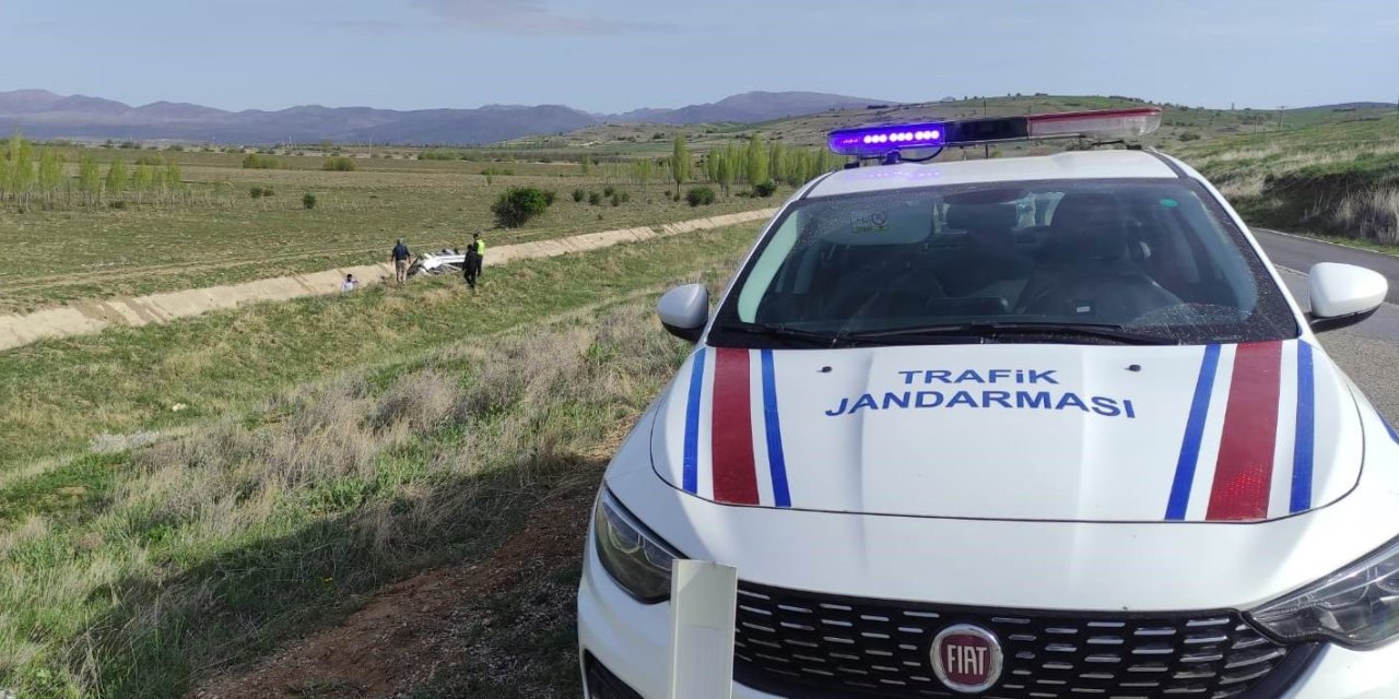 Otobüsü Sollamak İsteyen Kamyonet Sulama Kanalına Devrildi