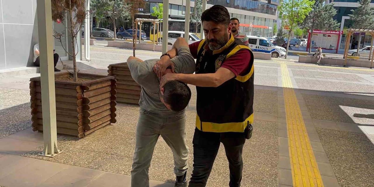 Soyduğu Evde Polisle Birlikte Mahsur Kalan Azılı Hırsız Tutuklandı