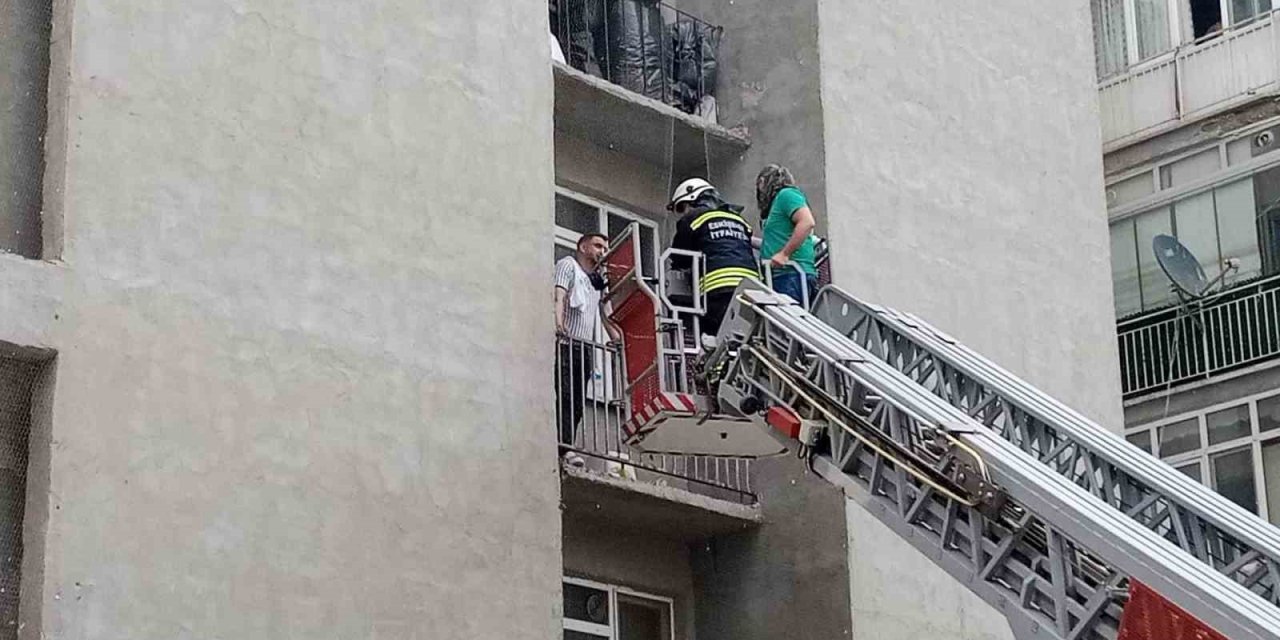 Polisten Kaçtı Fileye Tutuldu, Atladığı Balkonda Mahsur Kaldı