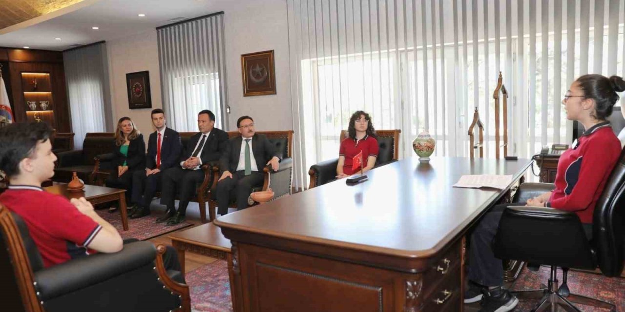 Vali Çiçek Koltuğunu 8.sınıf Öğrencisi Esma’ya Devretti