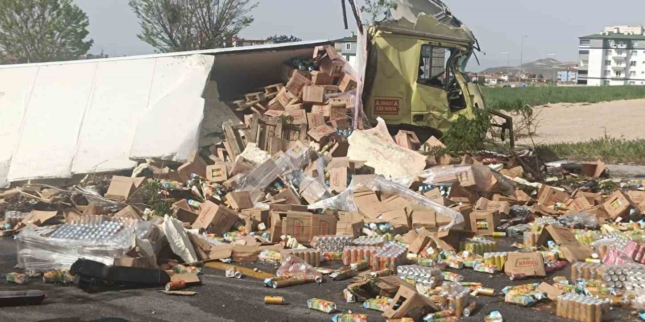Tır Devrildi, İçecekler Yola Savruldu