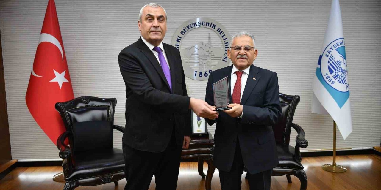 Başkan Büyükkılıç’a Eğitimcilerden Teşekkür Plaketi