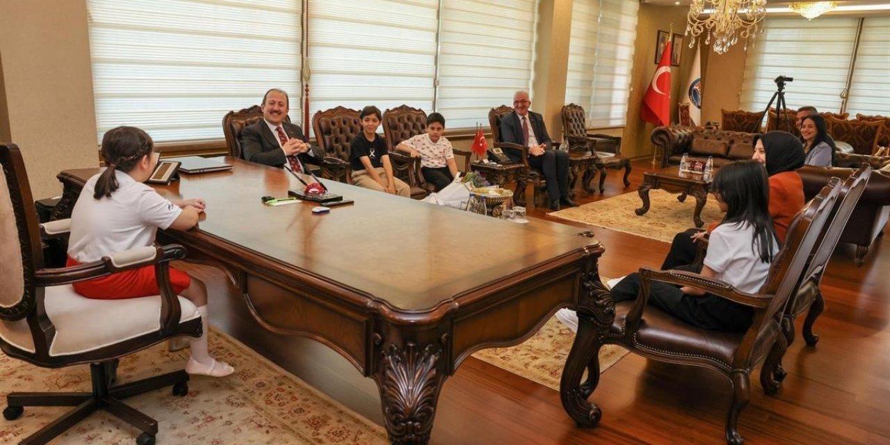 Vali Pehlivan Koltuğunu Küçük Zeynep’e Devretti