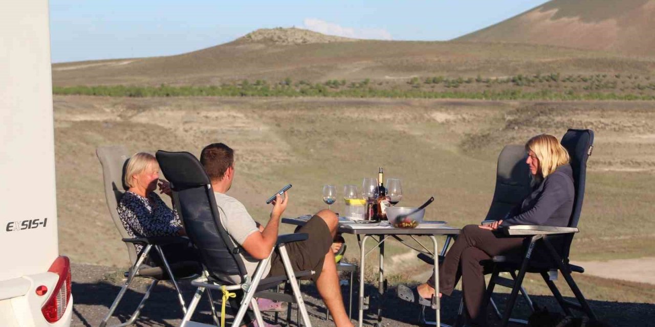 Meke Gölü Havaların Isınmasıyla Yabancı Turistlerin Uğrak Yeri Oluyor