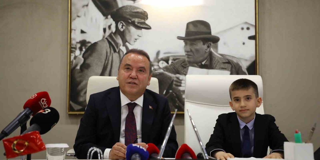 Başkan Böcek Koltuğunu Çocuk Başkana Devretti