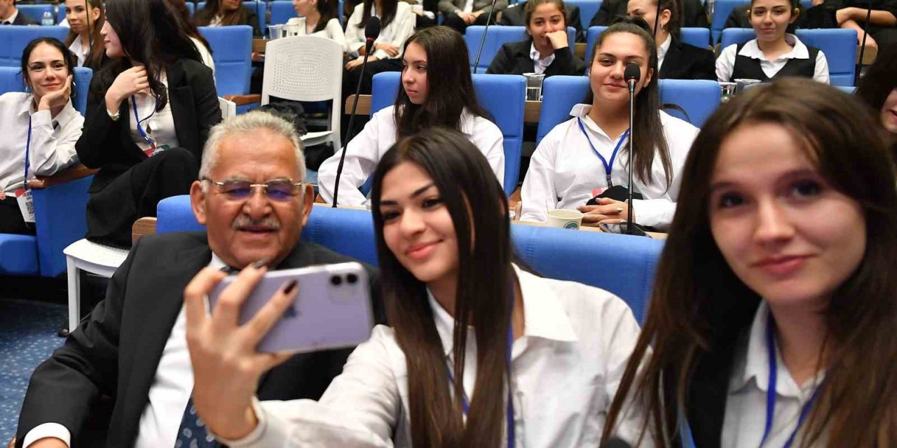 Genç Dostu Başkan, Öğrencilere Tbmm Gezisi Sözü Verdi