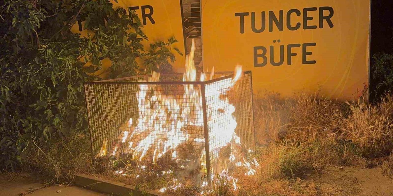 Geri Dönüşüm Konteynerinde Çıkan Ve İş Yerine Sıçrayan Yangın, Bekçilerin Dikkati Sayesinde Önlendi