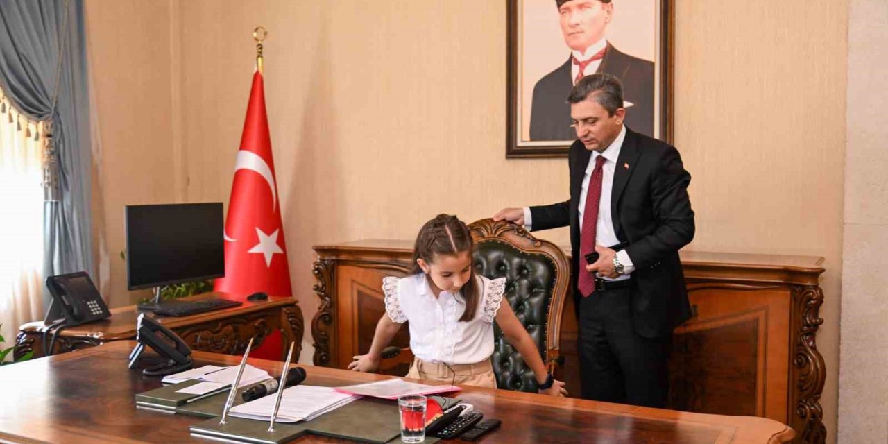 Antalya’nın Çocuk Valisi Makamı Devraldı