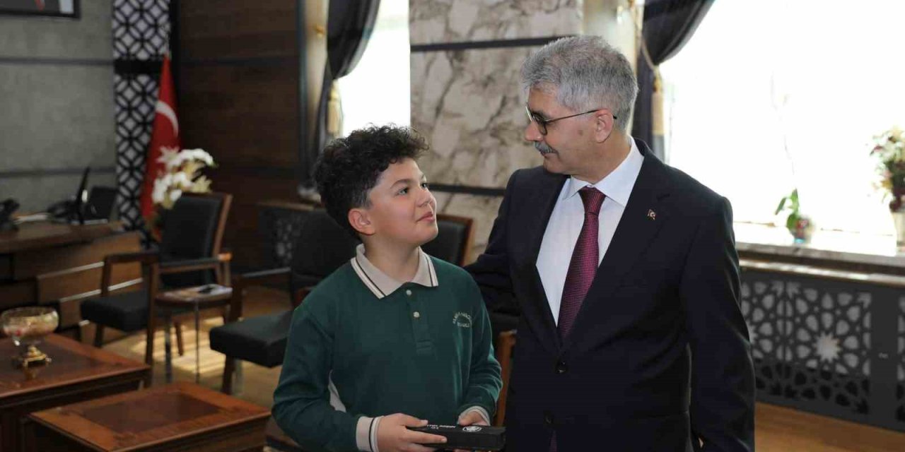 Vali Koltuğuna Oturan Çocuk, Güvenlik Tedbirleri İçin Emniyet Müdürünü Aradı