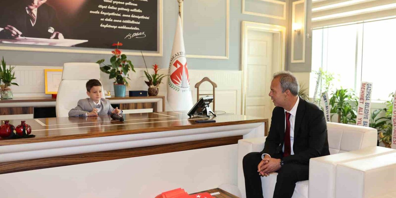 Başkan Menderes Dal Koltuğunu Çocuk Başkana Devretti