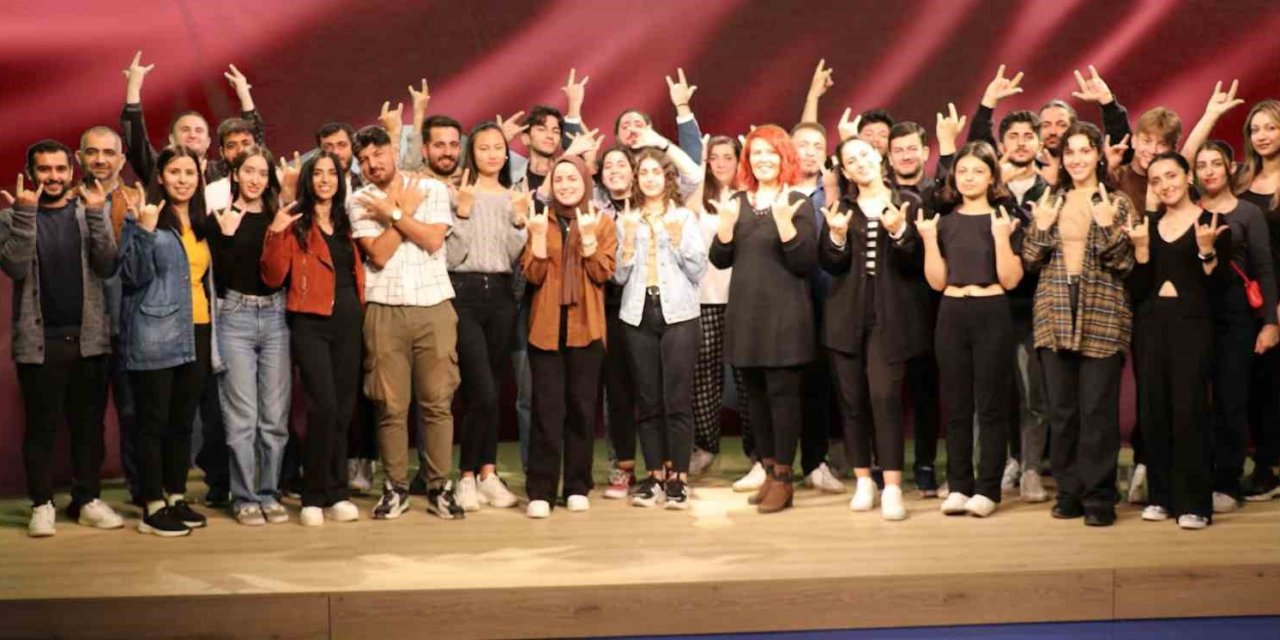 İşaret Diliyle 23 Nisan’ı Kutladılar