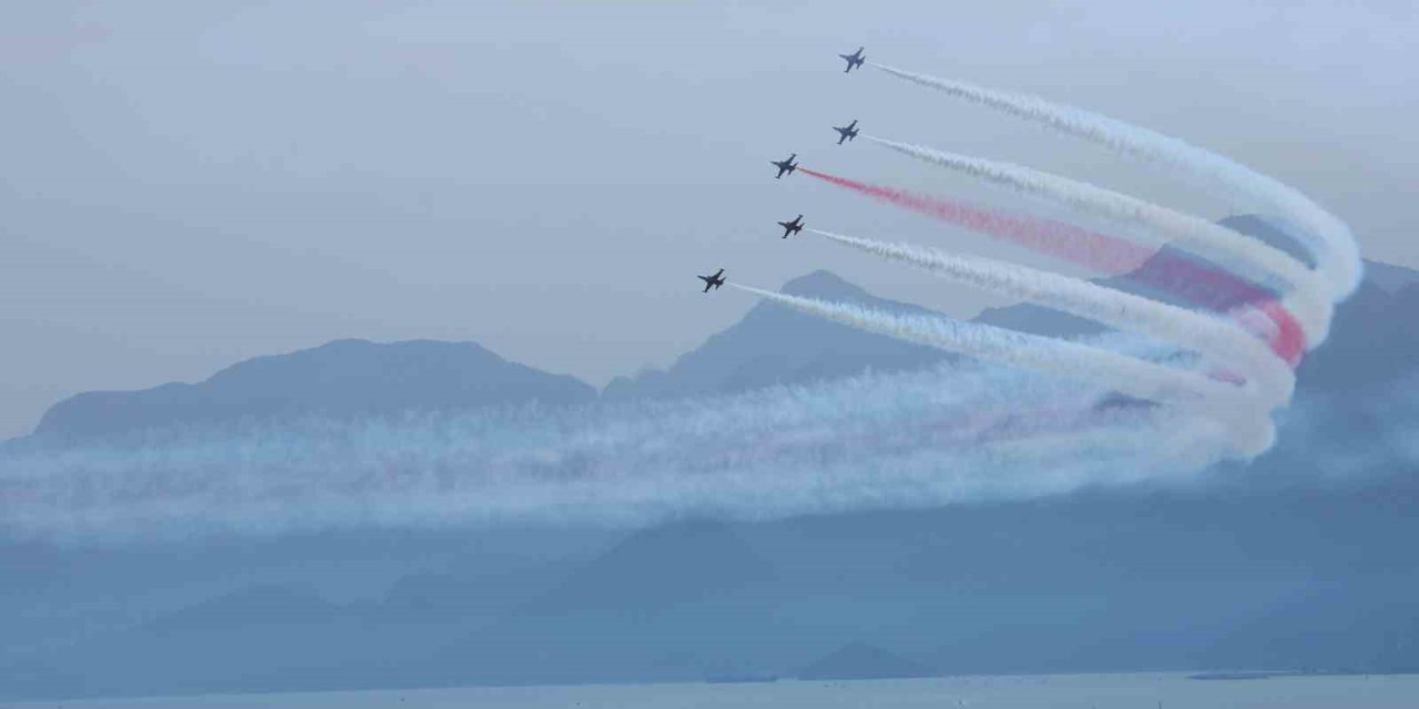 Türk Yıldızları’nın Nefes Kesen Gösterisi On Binlerce Vatandaşı Sahillere Doldurdu